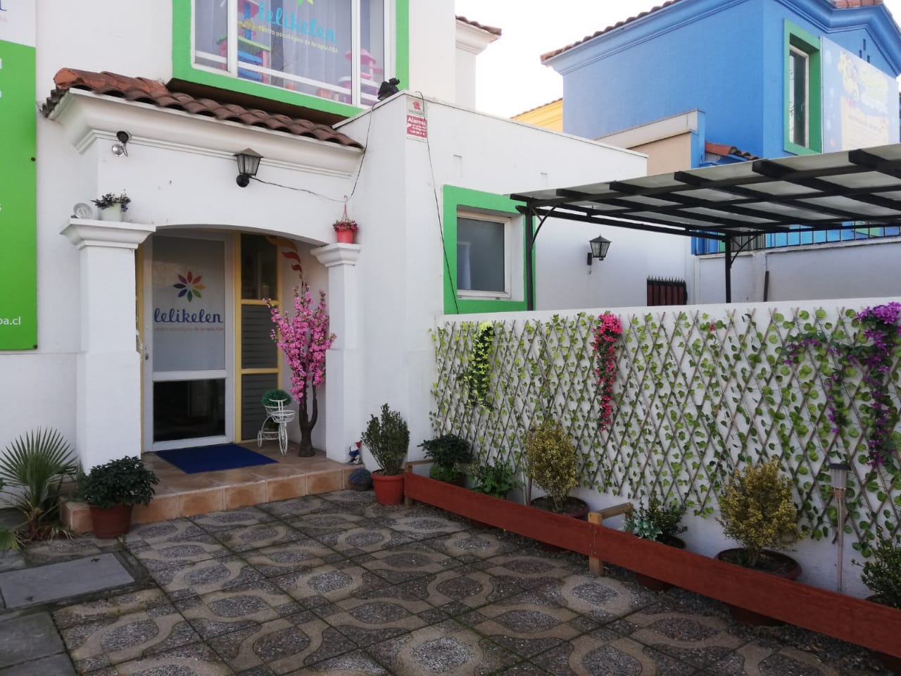 Fachada del centro Lelikelen en Peñalolén