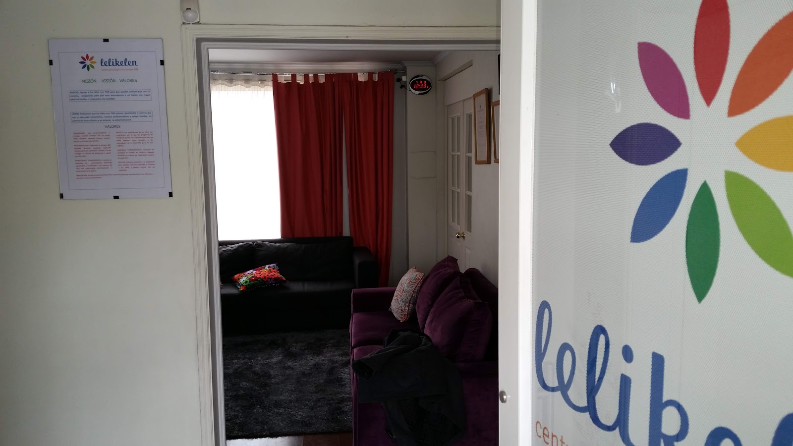 Interior del centro con el logo de Lelikelen