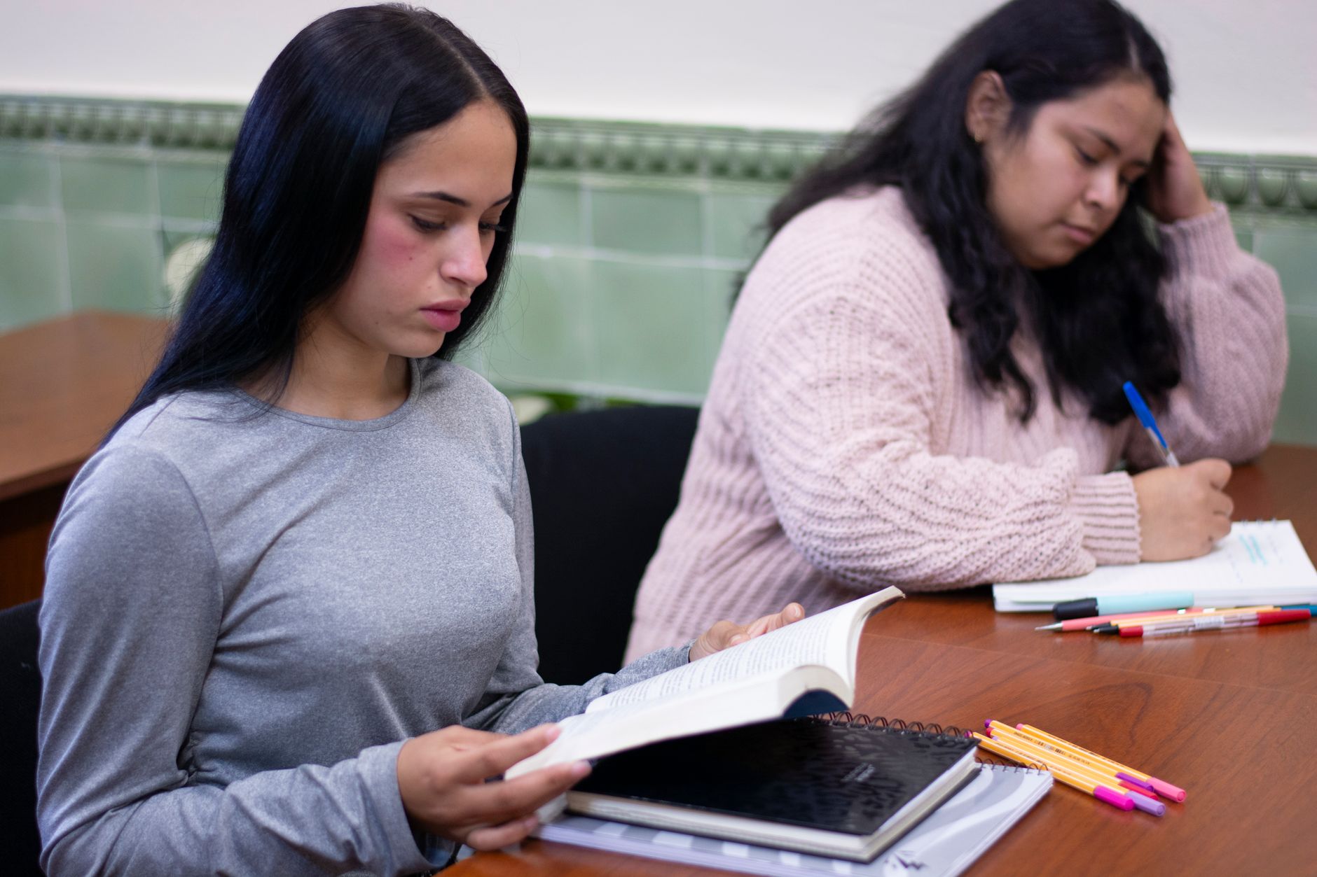 Profesionales tomando apuntes en un taller (imagen referencial)