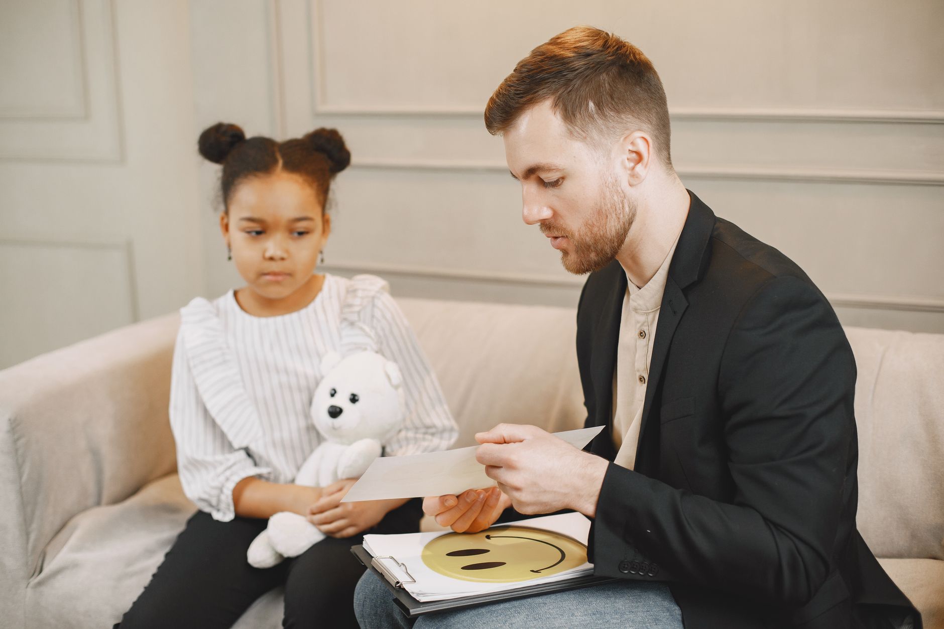 Terapeuta trabajando reconocimiento de emociones con una niña (imagen referencial)